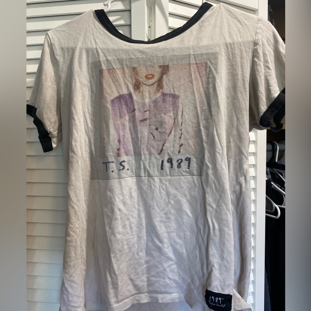 Taylor Swift tour shirt: 1989